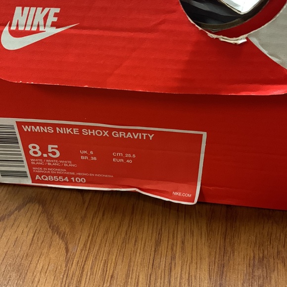 Women’s Nike shoe- white - Picture 2 of 9